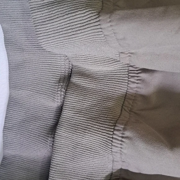 Golf MENS water & wind resistant top Kaki color V neck Perfect for fall weather - Picture 6 of 9